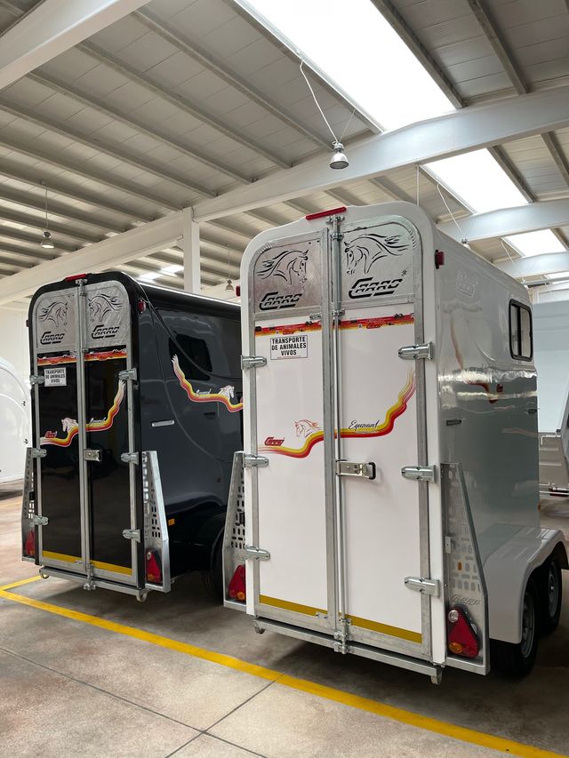 Remolque Monocasco Equsvans 1y2 Caballos