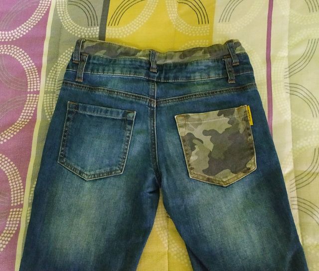 Pantalón vaquero, marca Desigual.