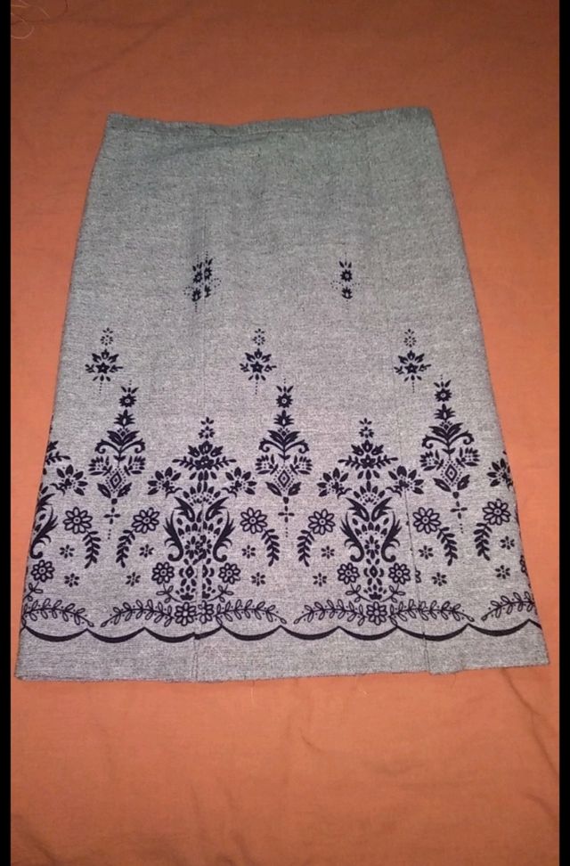 Falda con detalles de terciopelo