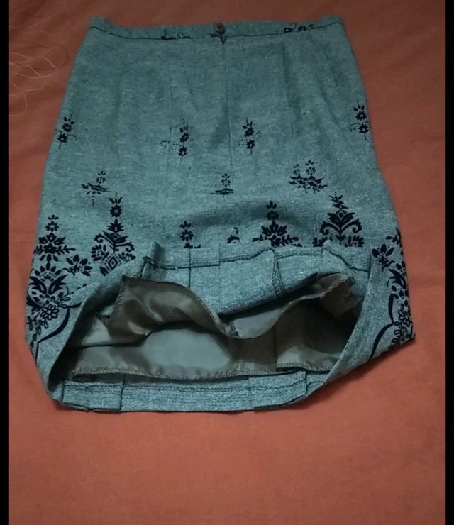 Falda con detalles de terciopelo