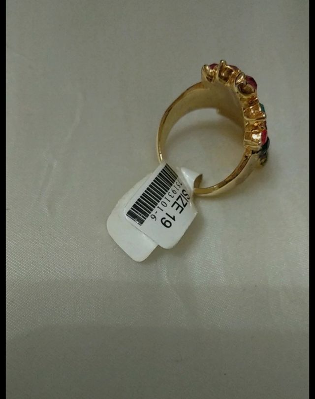 Anillo dorado con piedras talla 19