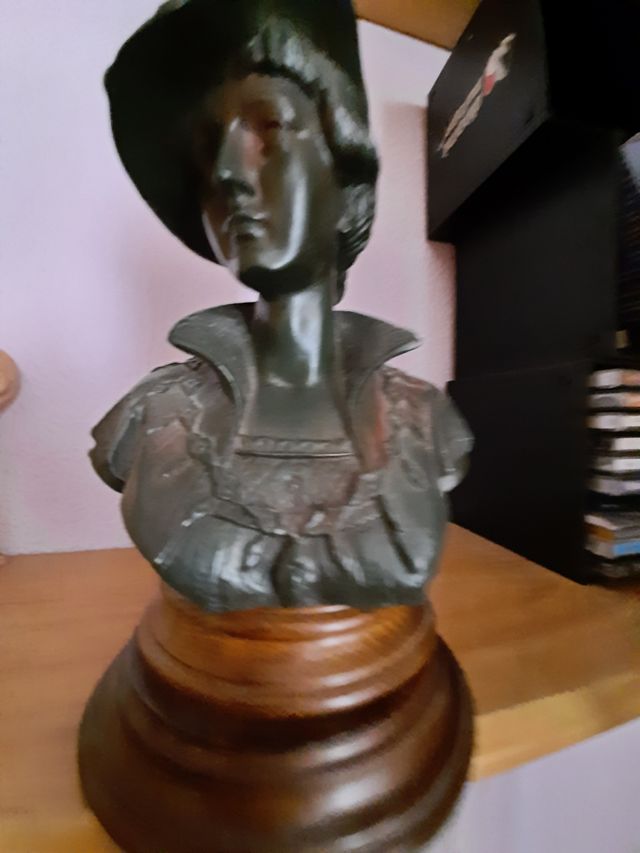 Mujer Bella en pedestal