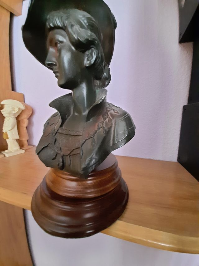 Mujer Bella en pedestal