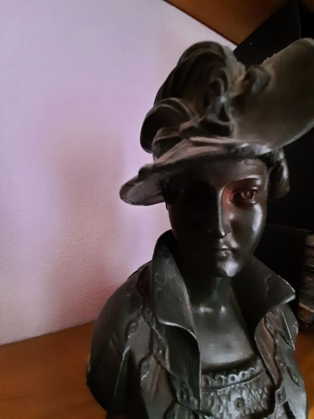 Mujer Bella en pedestal