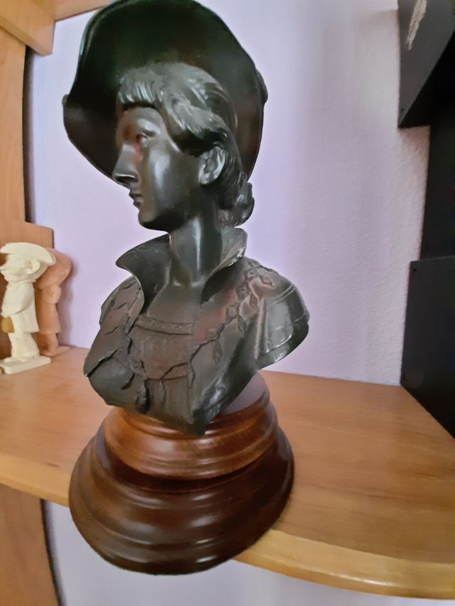 Mujer Bella en pedestal