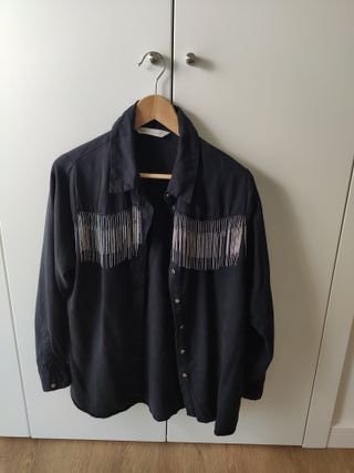 Camisa negra mujer zara con flecos de segunda mano por 7 EUR en Sevilla en  WALLAPOP