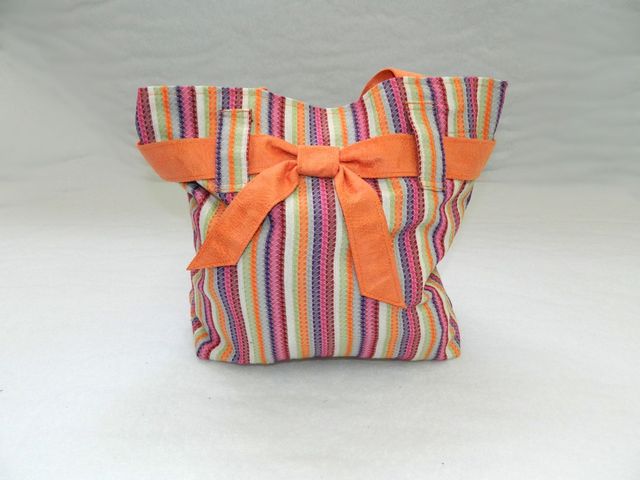 Bolso con lazo delantero y asa