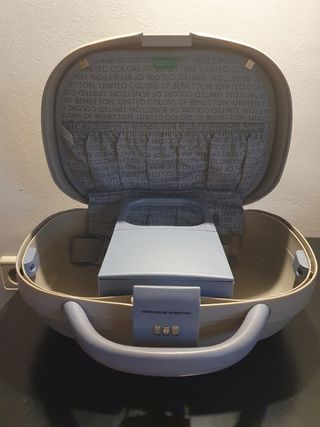 Neceser rígido Benetton de segunda mano por 15 EUR en El Álamo en WALLAPOP