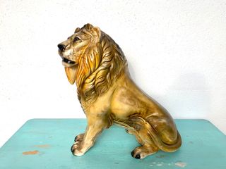 Antigua figura de león sentado