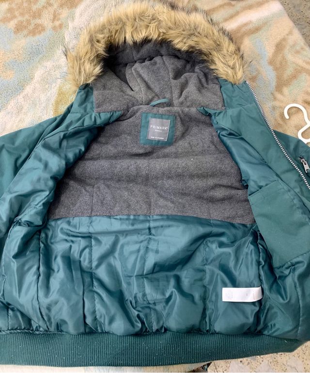 Cazadora con capucha