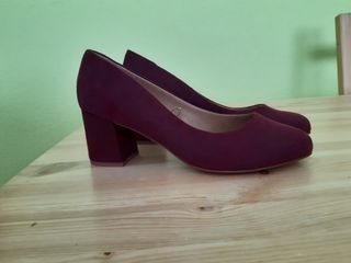 Zapatos de tacón color berenjena de segunda mano por 15 EUR en Madrid en  WALLAPOP