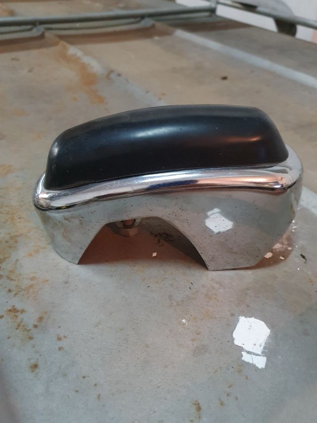 Mascota o Petacón paragolpes Seat 127