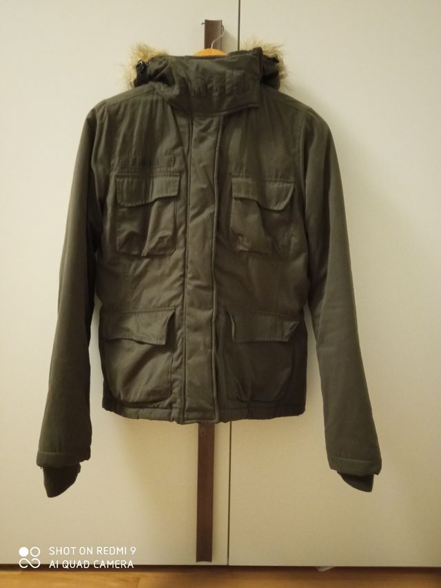 Cazadora verde oscuro,con capucha.