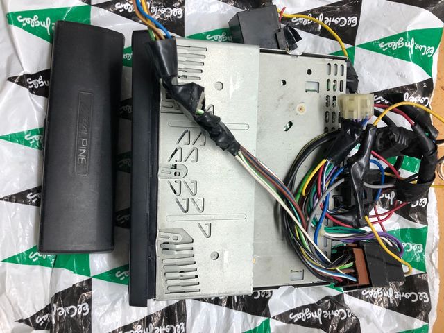 Radio cassette para coche Alpine para reparar.
