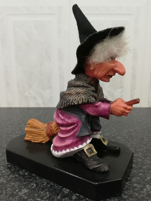 Figura decoración de bruja.