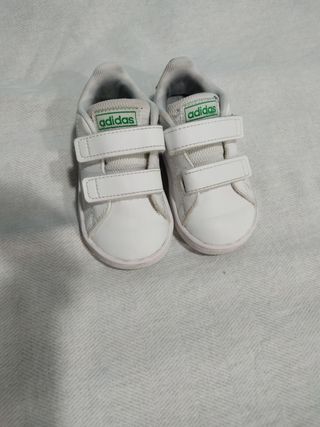 Zapatillas bebe adidas numero 20 de segunda mano por 7 EUR en Burgos en  WALLAPOP