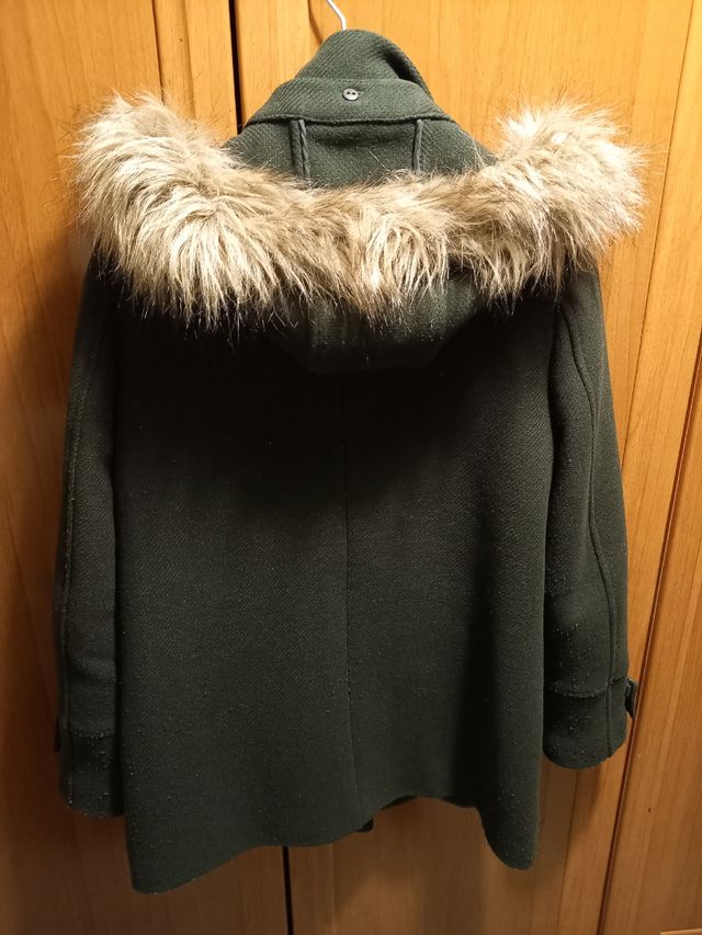 Abrigo (trenka) con capucha de pelo