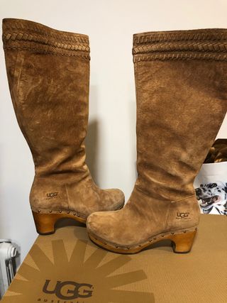 Botas altas UGG tachuelas. de segunda mano por 58 EUR en León en WALLAPOP