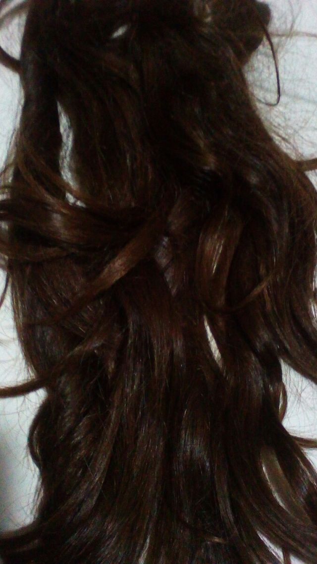 pelo natural,está en tiras recogido