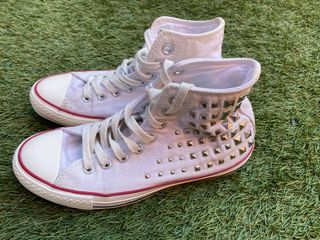 Converse blancas altas tachuelas talla 40 de segunda mano por 20 EUR en  Sant Joan Despí en WALLAPOP