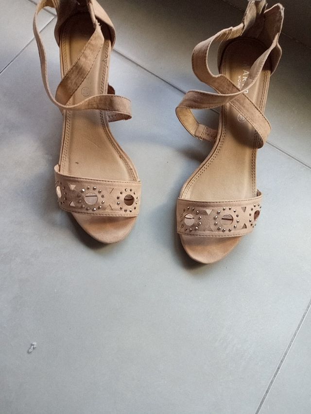 sandalias dos puestas