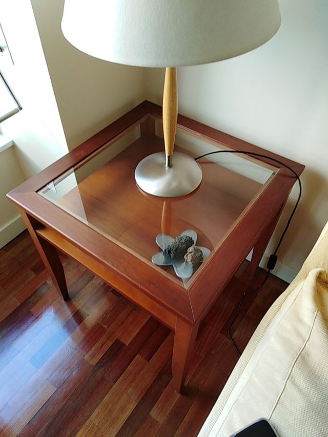  2  mesas una de  centro y otra de esquina