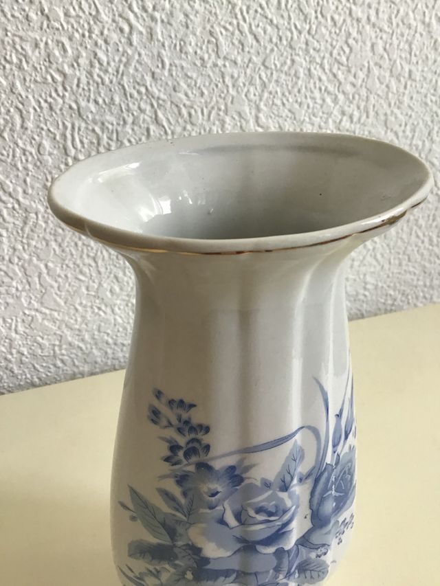 Jarrón blanco flores azul