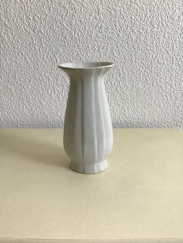 Jarrón blanco flores azul