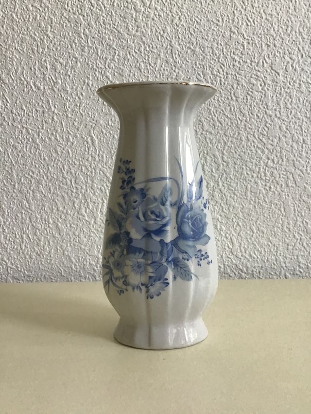 Jarrón blanco flores azul