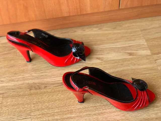 Zapatos rojos tacón