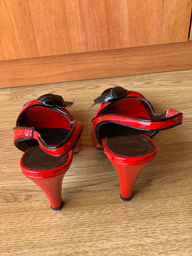Zapatos rojos tacón