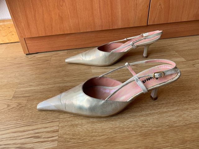 Zapatos dorados tacón