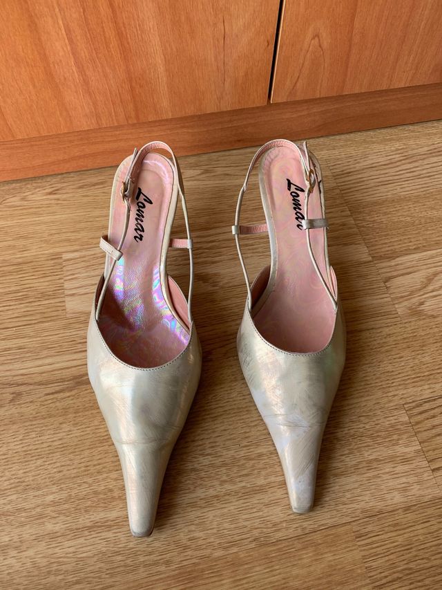 Zapatos dorados tacón