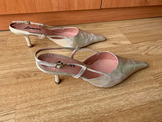 Zapatos dorados tacón