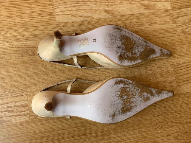 Zapatos dorados tacón