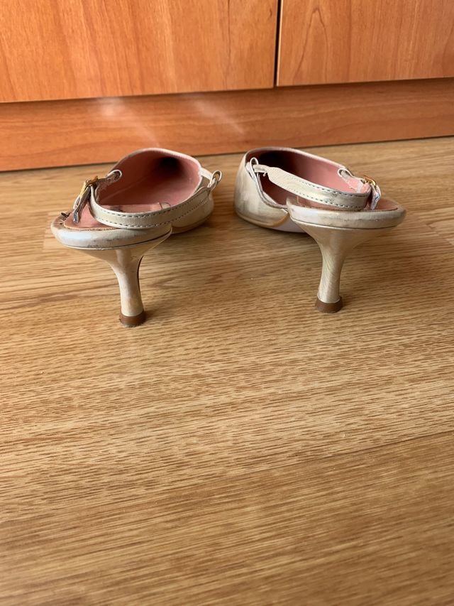 Zapatos dorados tacón
