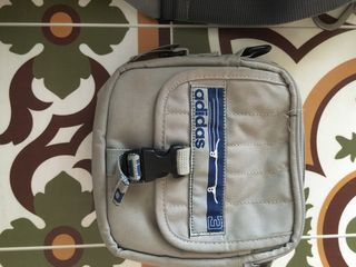 Bolsa pequeña Adidas bandolera de segunda mano por 5 EUR en Barcelona en  WALLAPOP