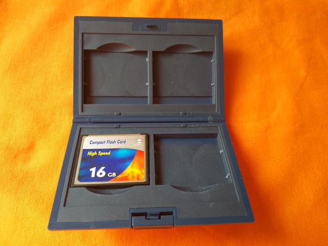 Estuche Hama para tarjetas Compact Flash