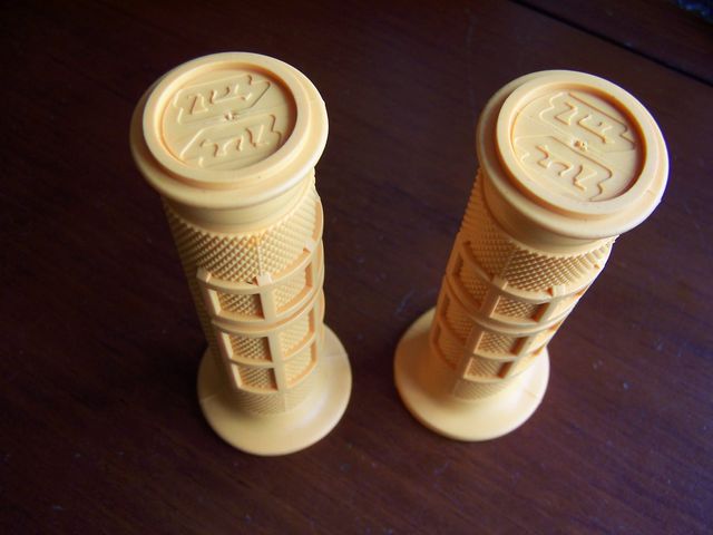 Puños de goma amarillo plátano