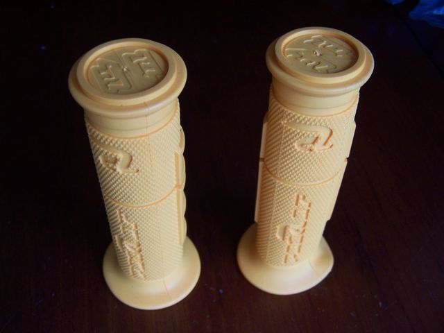 Puños de goma amarillo plátano