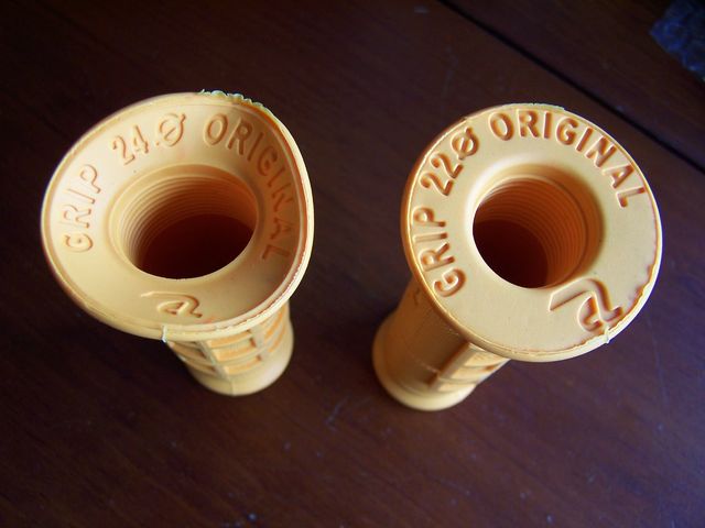 Puños de goma amarillo plátano