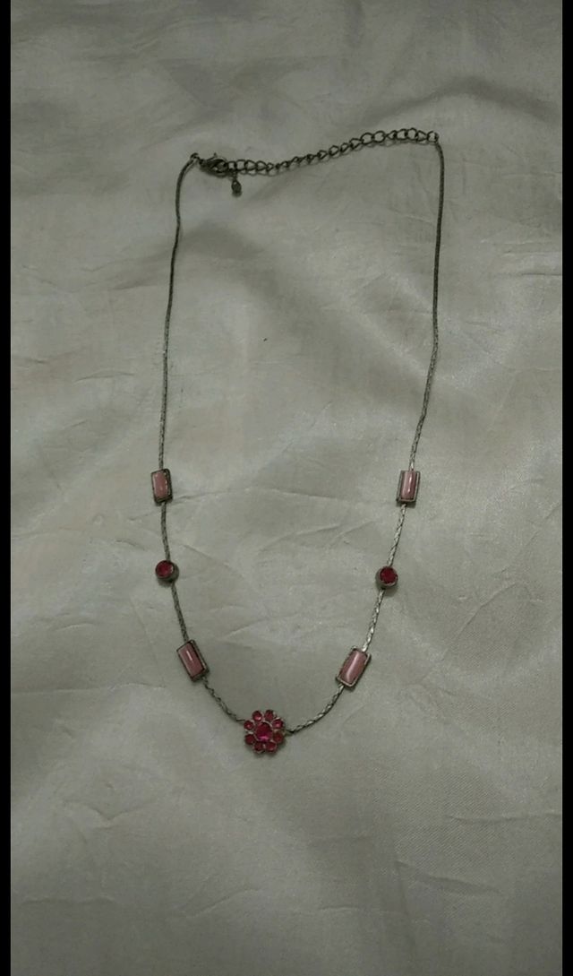 gargantilla con adornos rosados