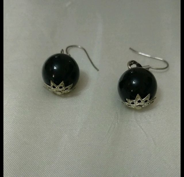 Pendiente negros con Estrella plateada