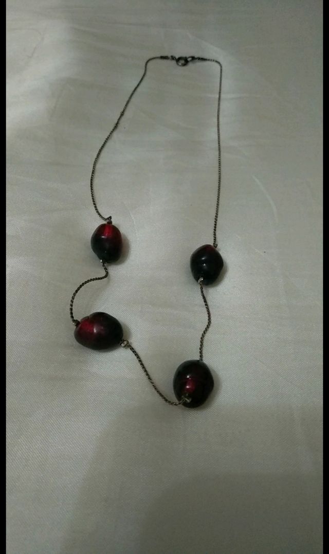 Gargantilla con piedras burdeos