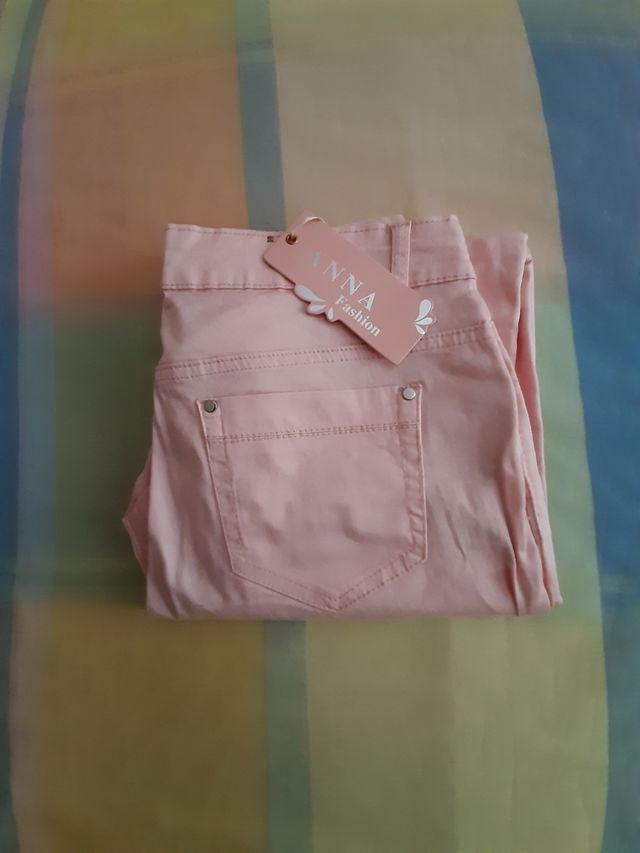 Pantalón 5 bolsillos rosa.