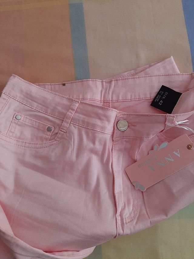 Pantalón 5 bolsillos rosa.