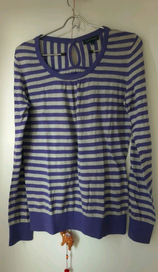 Tommy Hilfiger jersey.