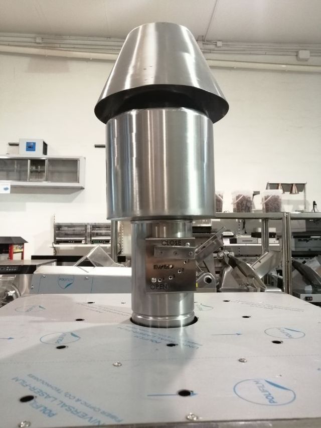 horno a brasas empero negro con chimenea