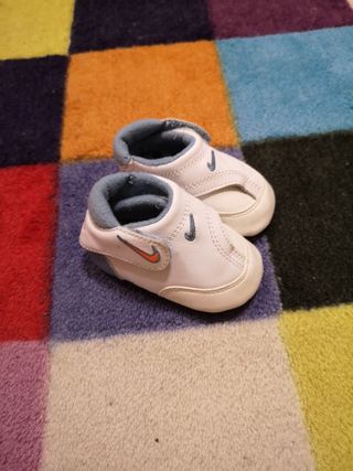 Zapatillas Nike recién nacido de segunda mano por 5 EUR en Huesca en  WALLAPOP
