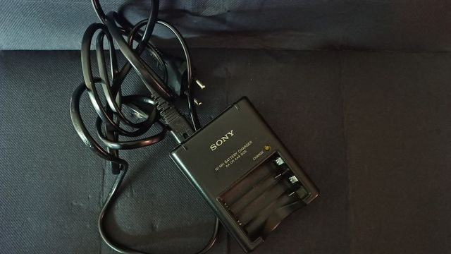 Cargador de pilas AA marca SONY